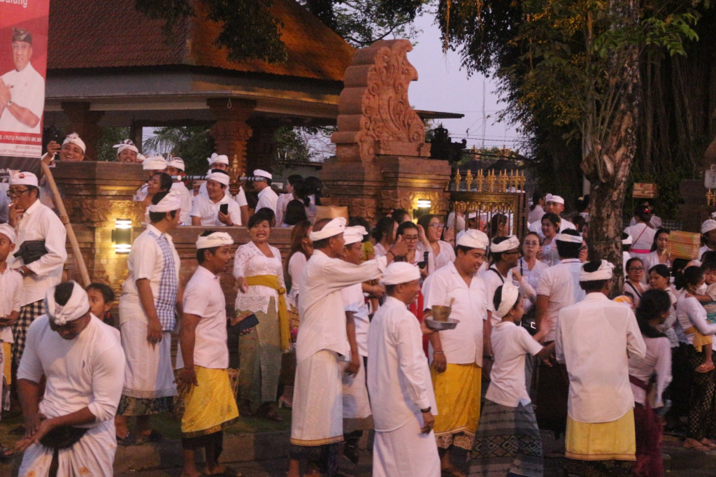 Antusias Krama Desa Adat Padang Luwih Ikuti Tradisi Mesalaran atau Metimpugan Tipat Bantal